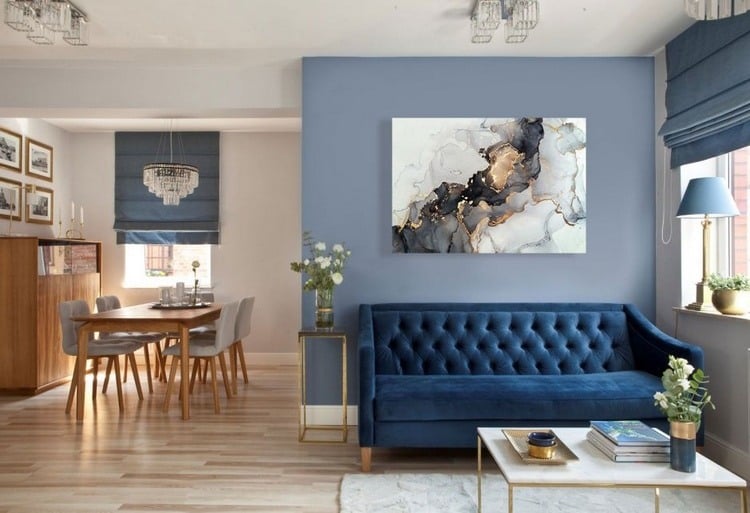 blaues sofa blaue wand wohnzimmer im glamour-stil