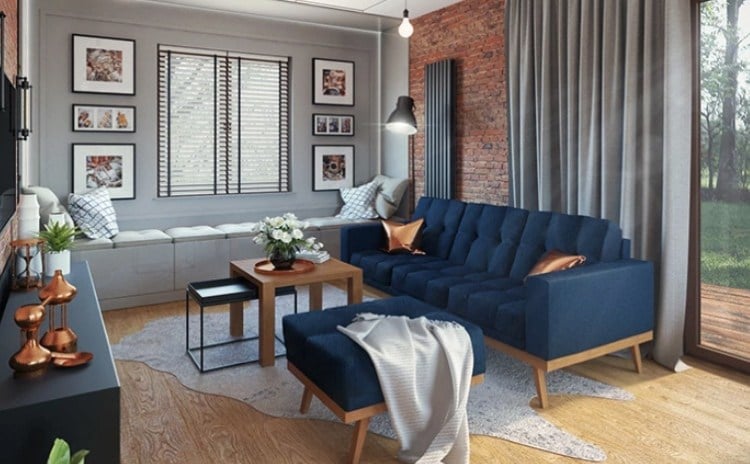 blaues sofa mit kissen und accessoires in kupfer kombiniert