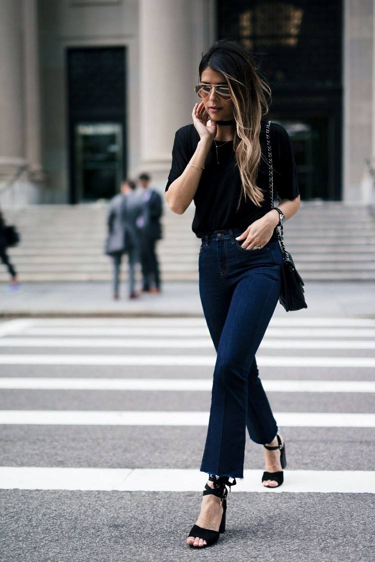 dunkelblaue Bootcut Jeans mit schwarzer Bluse und Sandaletten kombinieren