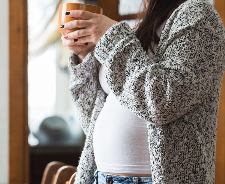frau konsumiert koffein in der schwangerschaft und riskiert kognitive probleme für ihr kind