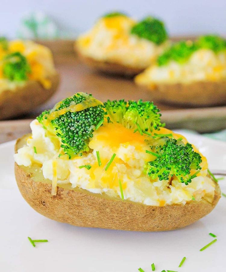 gesundes rezept für gefüllte kartoffeln mit käse und brokkoli