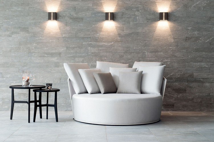 hochwertige Loungemöbel Daybed weiß rund mit schwarzen Beistelltischen