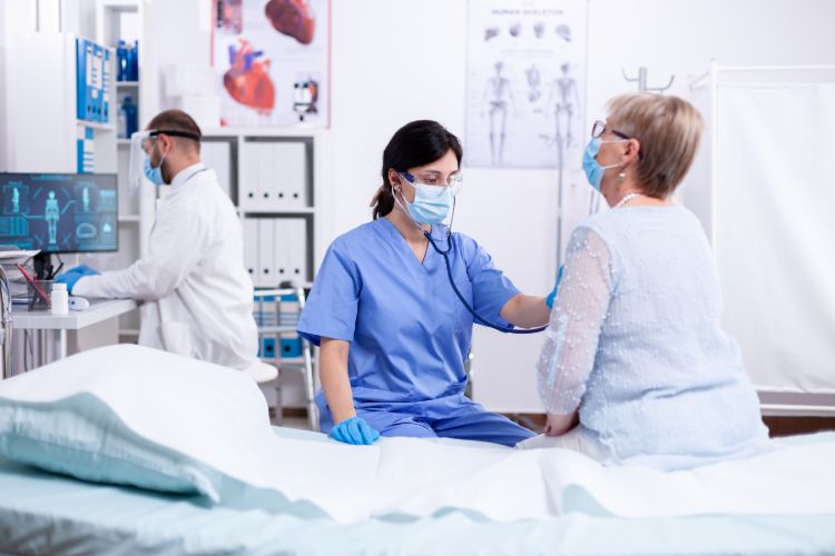 kardiologin untersucht frau mit herzinsuffizienz während der covid 19 pandemie