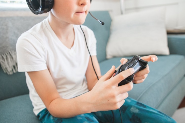 kleine jungen und teenager können ihre soziale interaktion durch videospiele verbessern