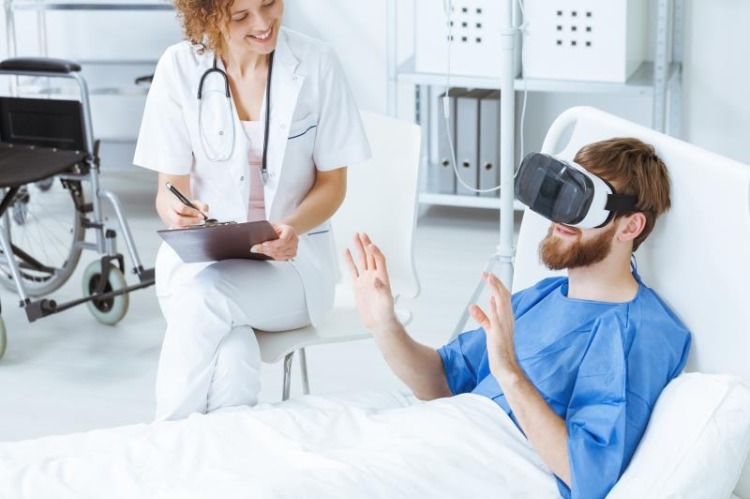 mann verwendet virtuelle realität brille als therapie zur überwindung von höhenangst mit psychologin