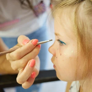 meerjungfrau schminken für kinder – von schuppen bis glitzer