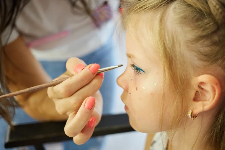 meerjungfrau schminken für kinder – von schuppen bis glitzer