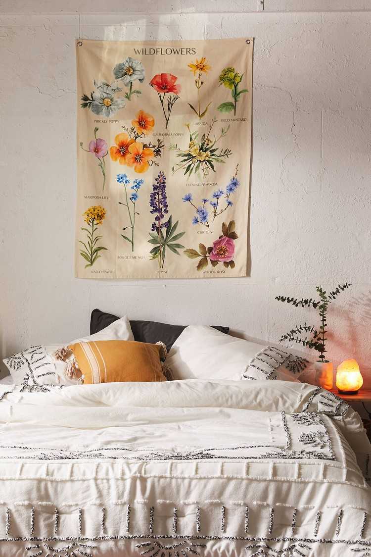 moderne Wandteppiche mit Blumenmotiv über Bett aufhängen