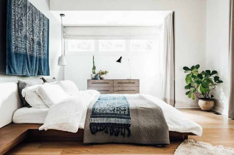 modernes Schlafzimmer mit Wandteppich als Deko
