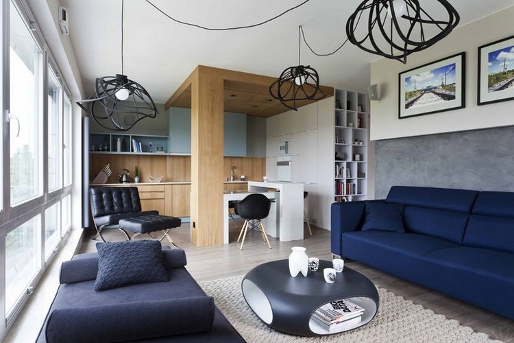 modernes wohnzimmer mit wohnküche und dunkelblauem sofa