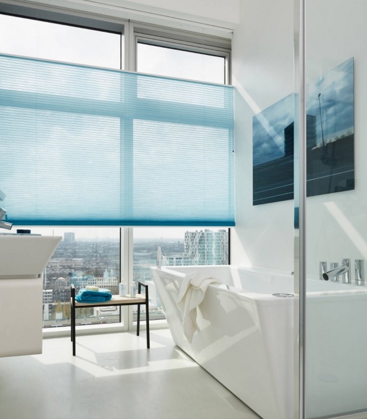 plissee rollos in blau für modernes badezimmer