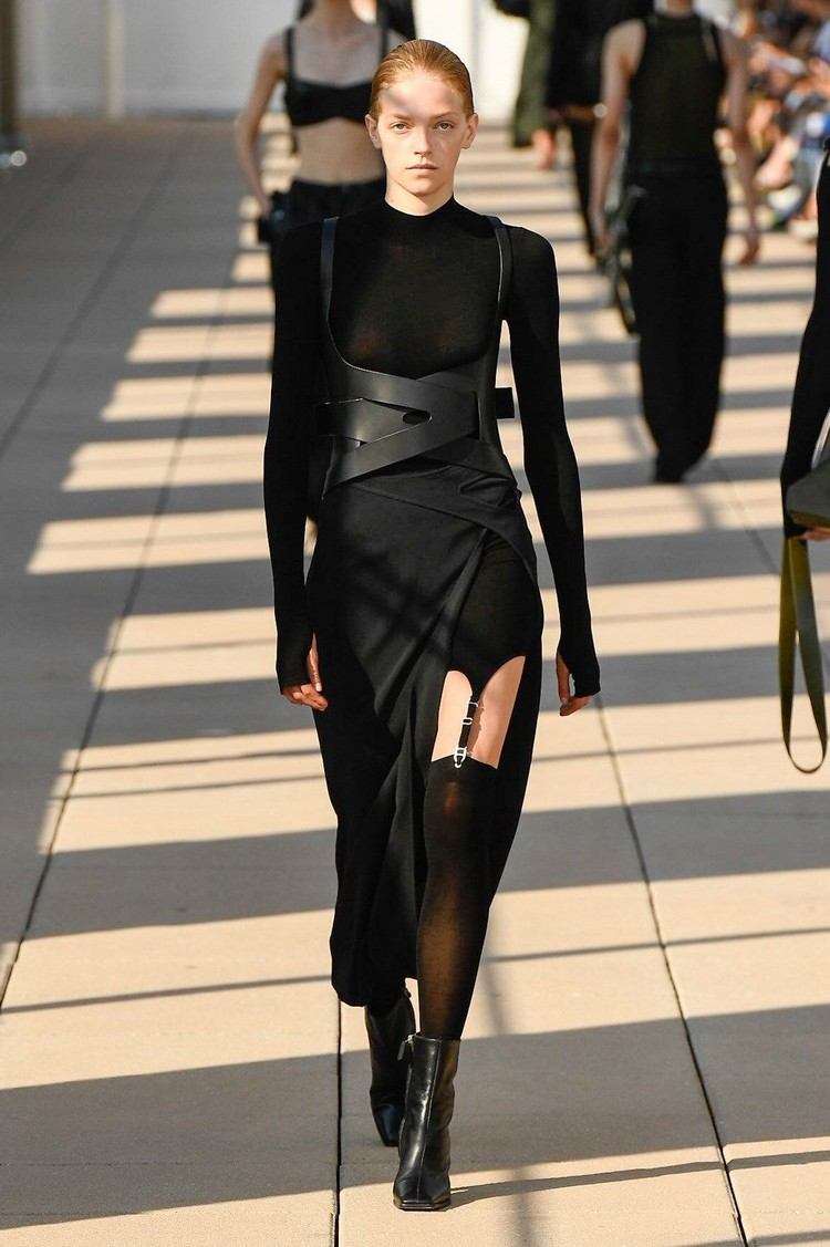 schwarzes Kleid kombinieren Outfit mit Korsett Modetrend 2021