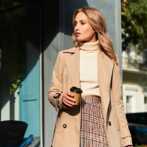 stylishes Outfit taillierter Rollkragenpullover Trenchcoat und Rock mit Karomuster