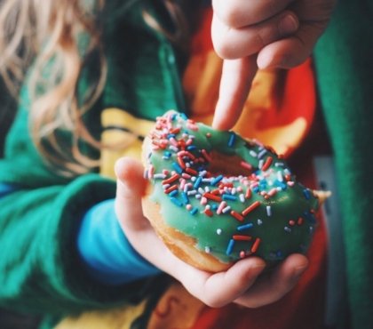 ungesunde ernährung bei kindern mit viel zucker und fett verändert ihr mikrobiom im späteren alter