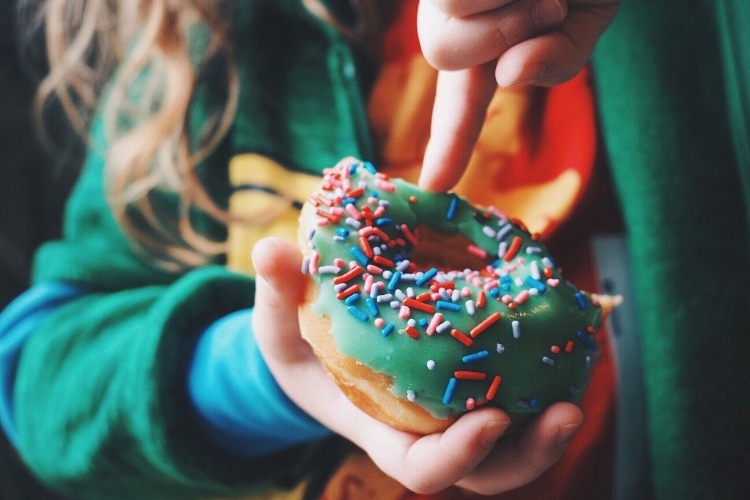 ungesunde ernährung bei kindern mit viel zucker und fett verändert ihr mikrobiom im späteren alter