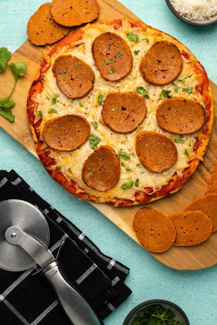 vegane Pfeffersalami als Belag für Pizza