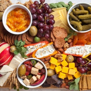 vegane Snack-Platte mit Käse auf Cashewbasis, Obst und Gemüse