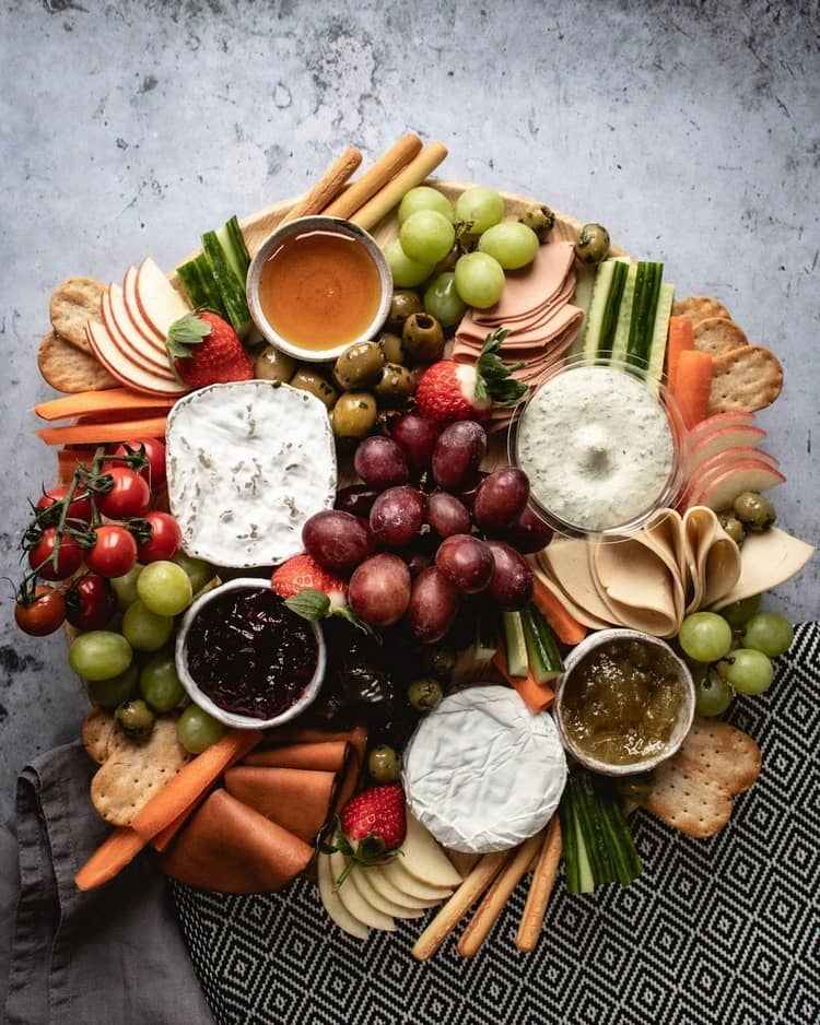 vegane Snack-Platte mit frischen Zutaten