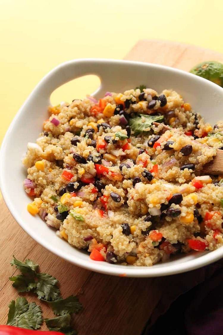veganes Mittagessen Quinoa Salat mit Paprika und schwarzen Bohnen