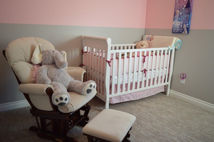 Babyzimmer für Mädchen mit Babybett und Stillsessel