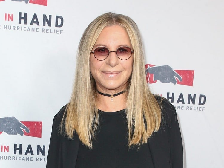 Barbra Streisand Frisur mittellang mit runder Brille