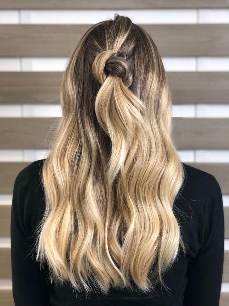 Blonde Haare mit dunklen Strähnen Board Balayage Haartrends 2021