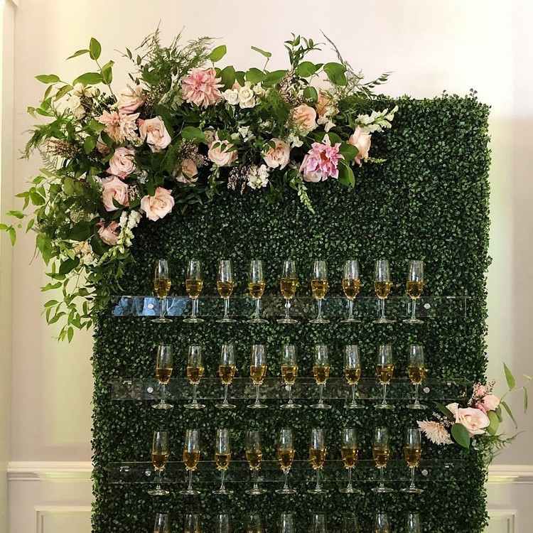 Blumendeko für die Champagner Wall zur Hochzeit