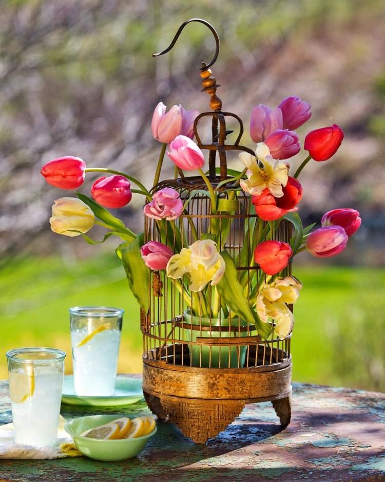 Blumengesteck mit Tulpen im Käfig dekorativ arrangieren