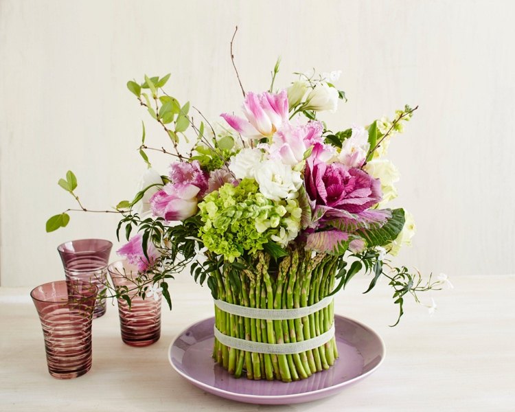 Blumengestecke mit Tulpen und Spargelnn und Hortensien arrangieren
