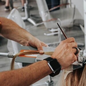 Board Balayage Technik Blonde Haare mit Highlights