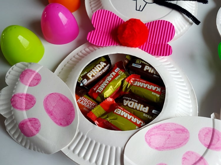 Bonbons verschenken in einer kreativen Hasen-Verpackung aus Papptellern