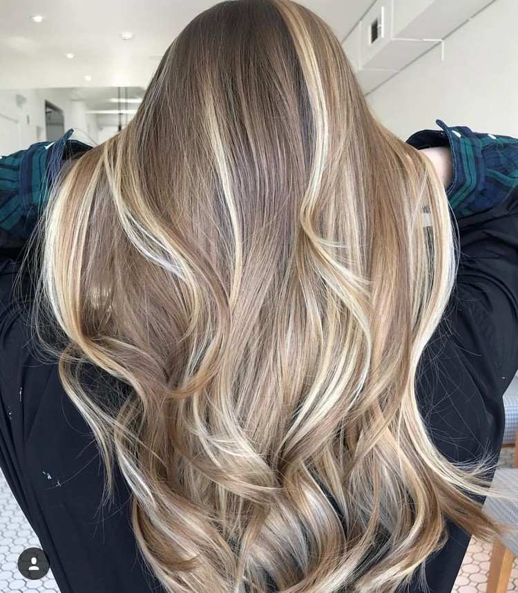 Braune Haare mit blonden Highlight Board Balayage Haartrenf