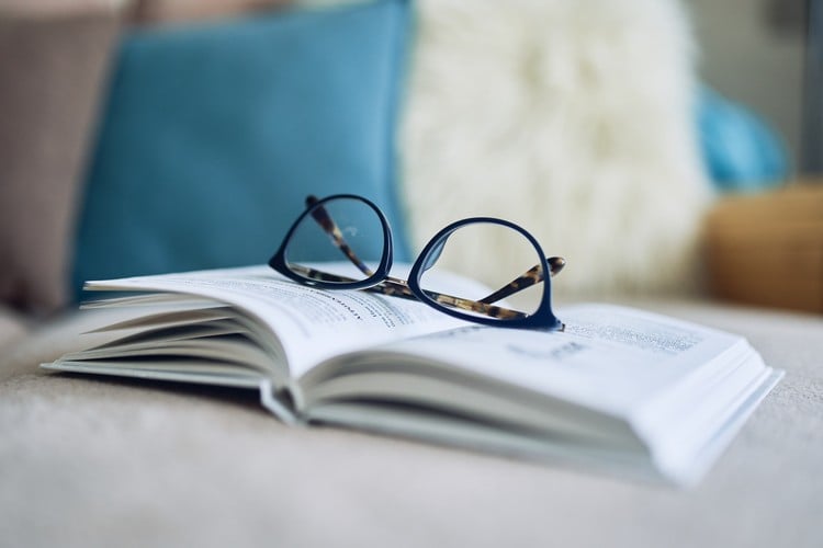 Brille bei Alterssichtigkeit Lesebrille zum Bücher lesen