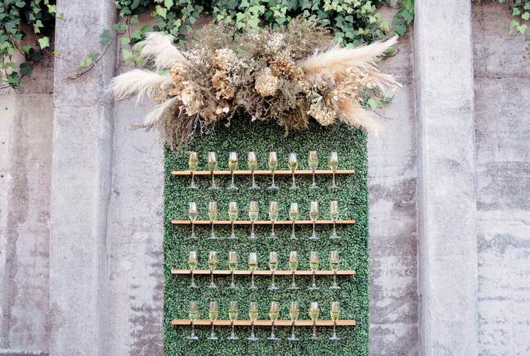 Champagner Wand zur Hochzeit mit Pampasgras dekoriert