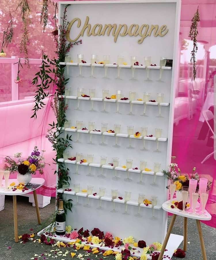 Champagner oder Prosecco Wall mit Blumenblättern dekoriert