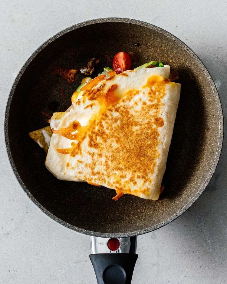 Crunch Wrap mit Weizentortilla ausbacken Quesadilla