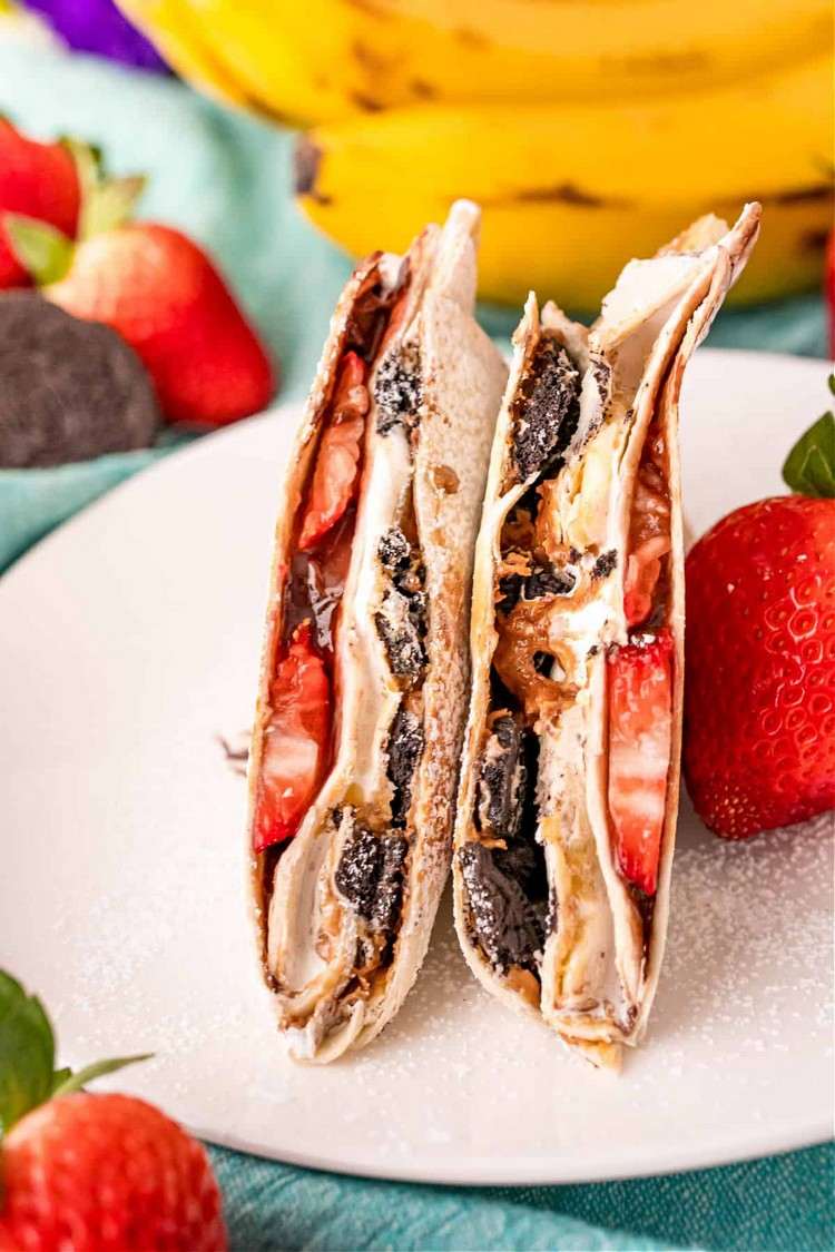 Dessert mit Erdbeeren Bananen Oreo Sahne Erdnussbutter im Tortilla