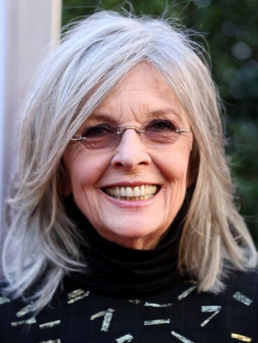 Diane Keaton Frisur mittellang Stufen graue Haare