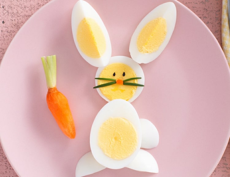 Eier dekorieren für einen Osterhasen mit Lauch und Sesamsamen