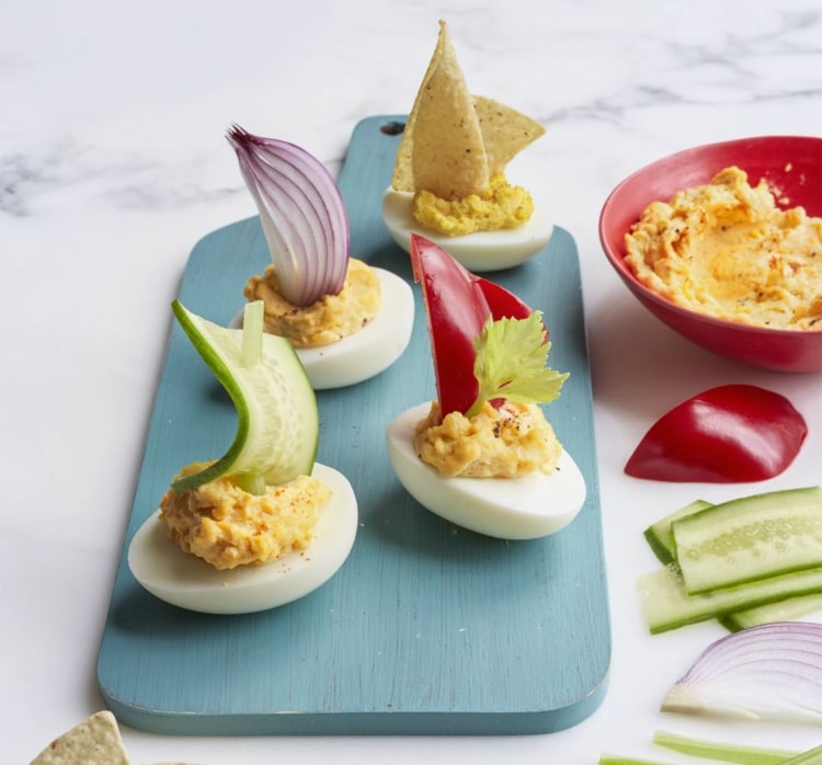 Eier dekorieren mit Gemüse für Segelboote zu einer Party oder Geburtstagsfeier