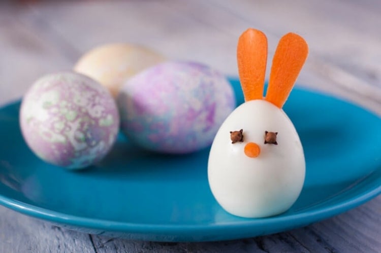 Eier dekorieren mit Hasenohren aus Karotten und Gewürznelken