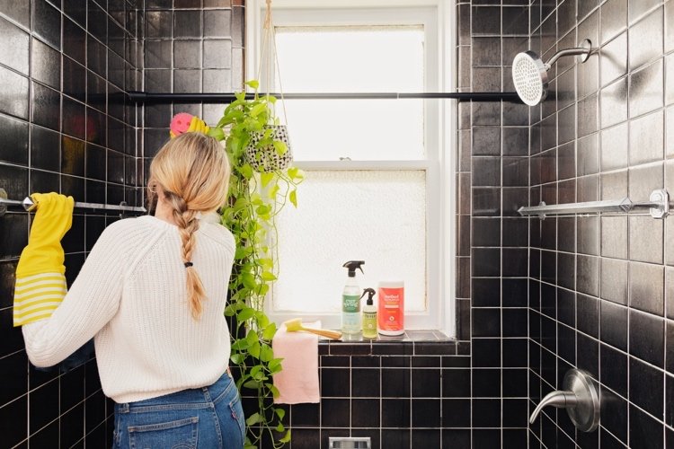 Fliesen mit Cola reinigen Tipps für Frühjahrsputz im Badezimmer