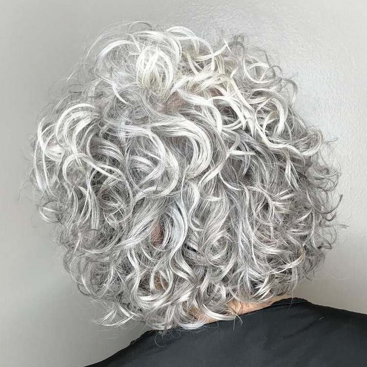 Frisuren für graue Haare mittellang Locken Long Bob Haarschnitt Trends