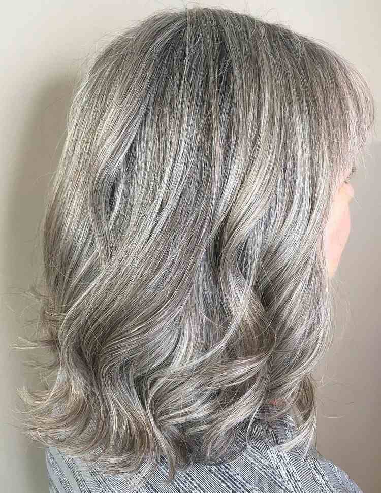 Frisuren graue Haare mittellang Haarschnitte für Frauen ab 50