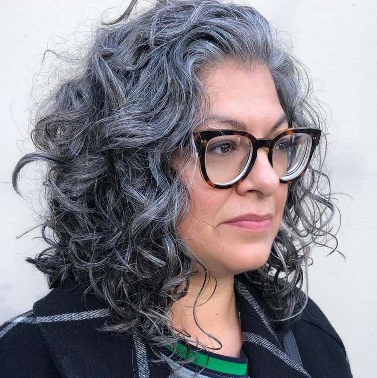 Frisuren graue Haare mittellang locken Frisuren für graue Haare mit Brille