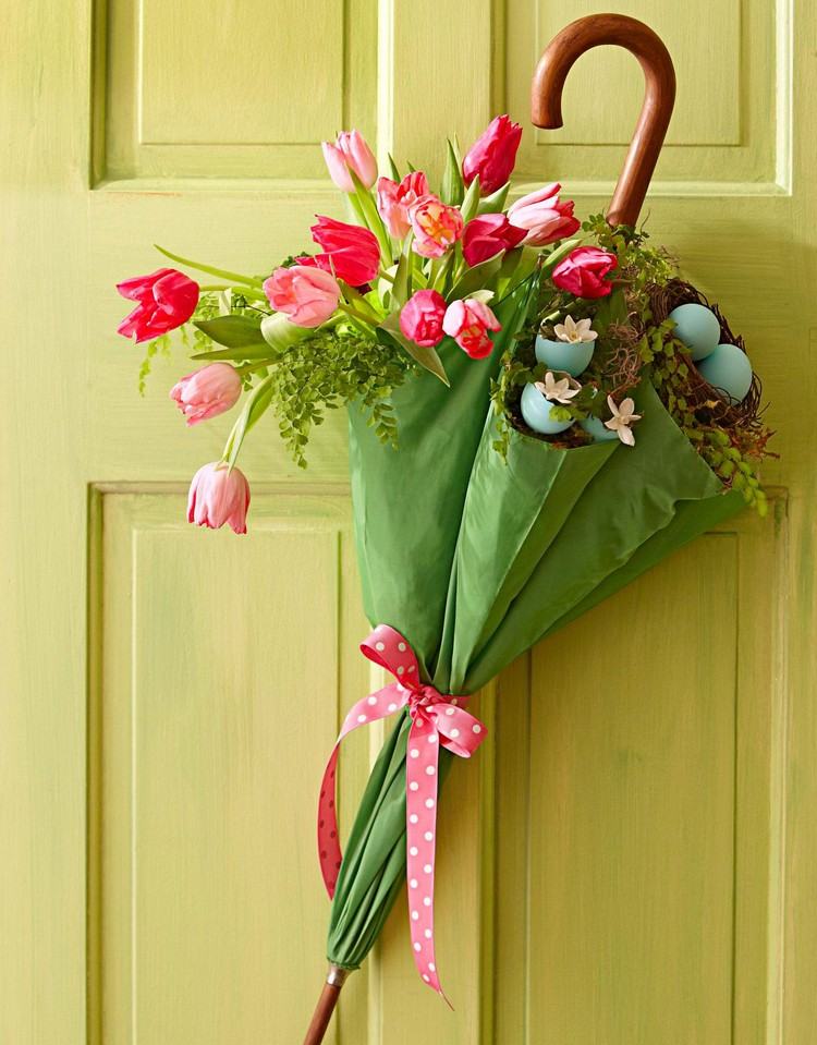 Frühlingsdeko für die Haustür Regenschirm mit Tulpen und Ostereiern dekoriert