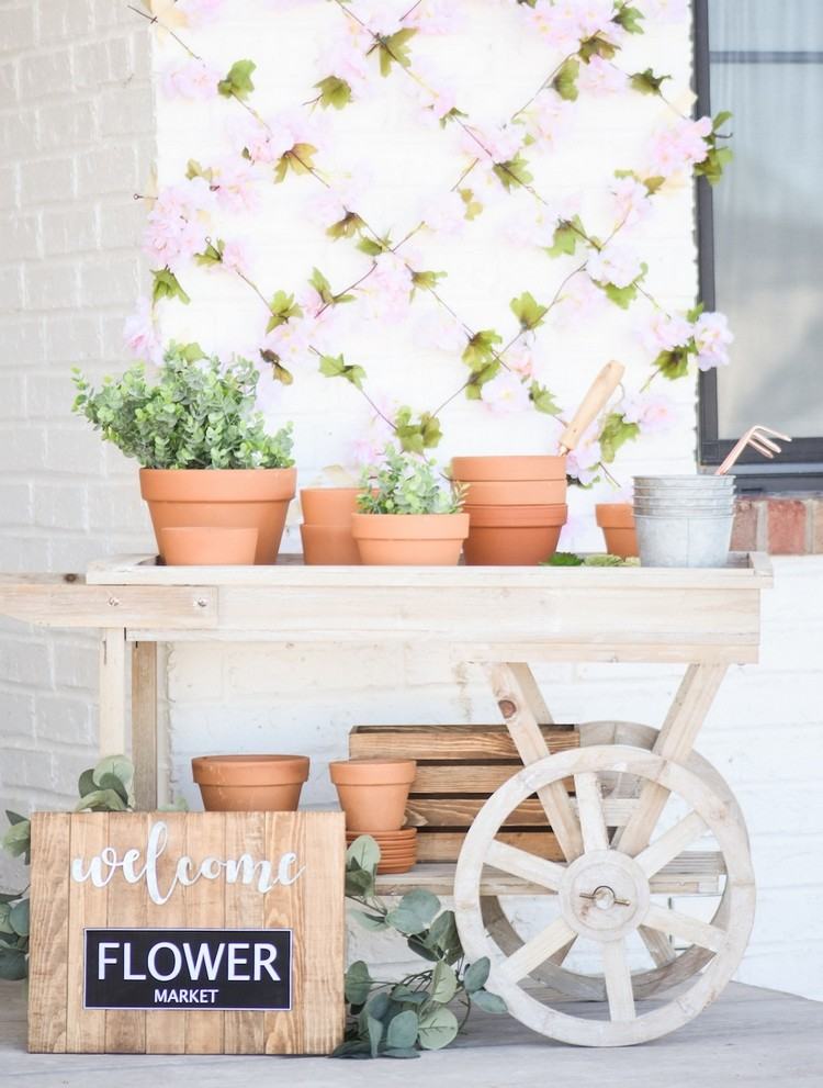 Frühlingsdeko für draußen im Landhausstil Blumenmarkt gestalten