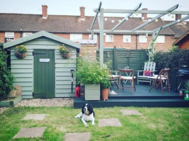 Gartenhaus als Geräteschuppen mit Pergola und Sitzplatz