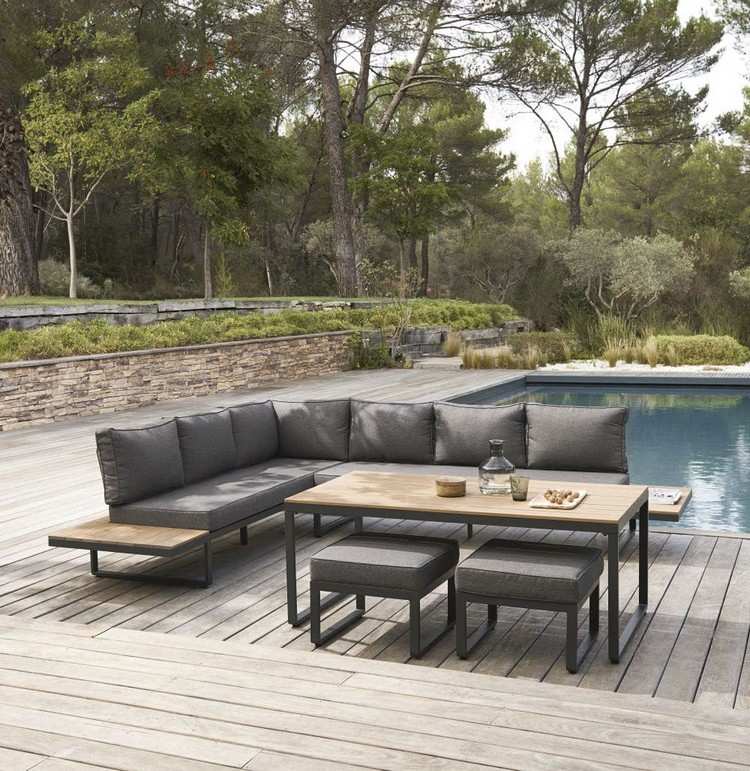 Gartensitzgruppe für Lounge Terrasse neben dem Pool mit Outdoor Sofa und niedrigem Esstisch mit Hockern