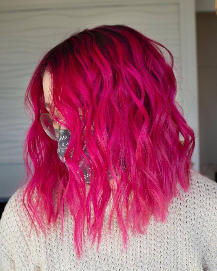 Hot Pink Hair mit dunklem Ansatz